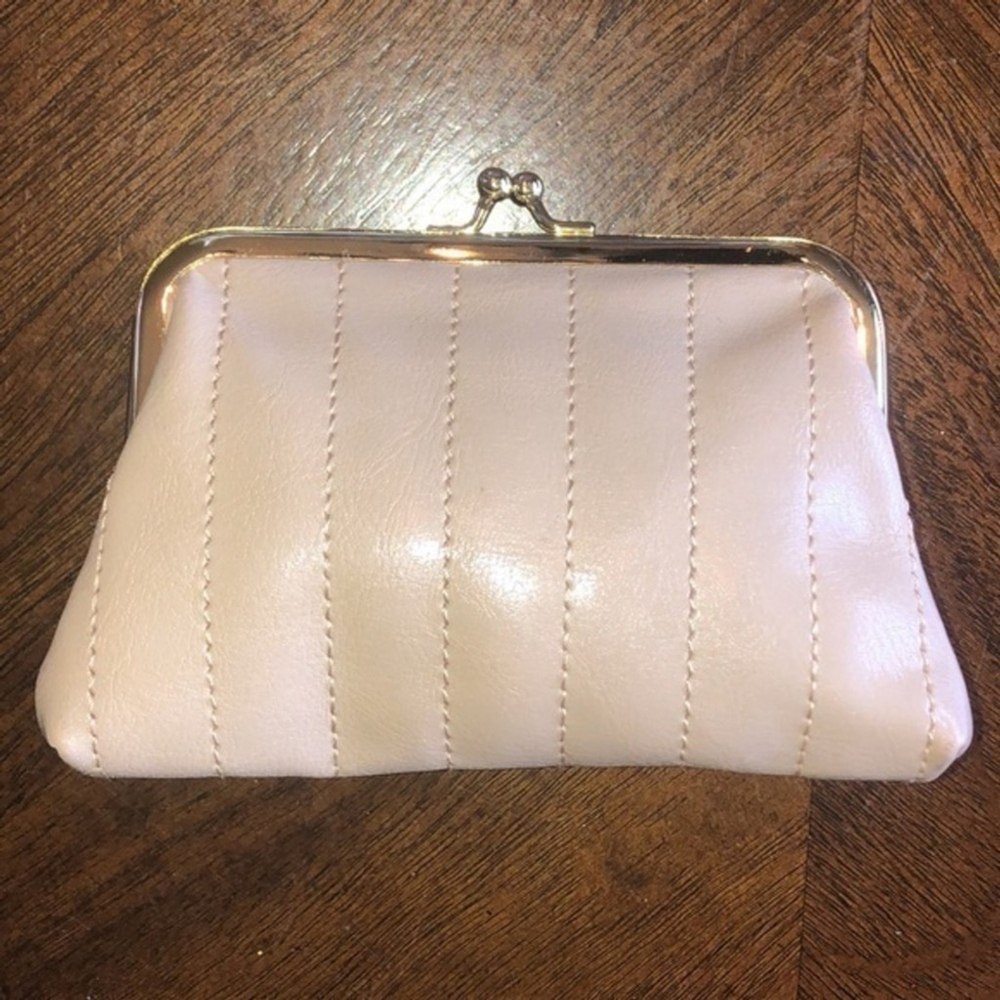 Gold Coast Vintage Cream Color Gold Tone Kiss Lock Change Purse Clutch